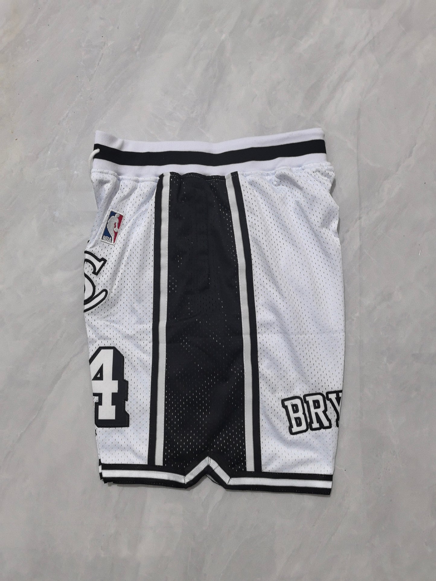 LOS ANGELES LAKERS KOBE BRYANT WHITE JERSEY